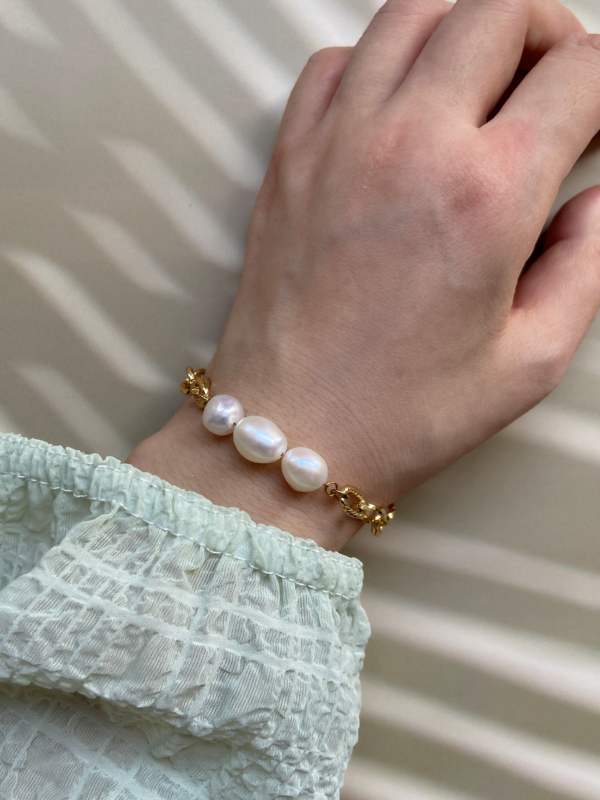 Raffie&Julia Lustre Link Pearl Bracelet - 18K Gold Plated Adjustable Chain with Freshwater Pearls, Tarnish-Resistant Gold-Tone Stainless Steel, Luxury Jewelry Gift for Women, Bridesmaid, or Wedding Accessories