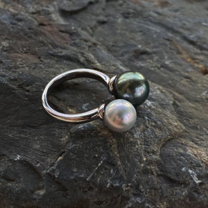 Raffie & Julia Twilight Pearl Ring, Adjustable Black Seawater Pearl Ring with Grey or White Real Pearls, Rhodium-Plated solid 925 Sterling Silver, Unique Two-Pearl Statement Ring, Minimalist Fine Jewelry Gift for Women