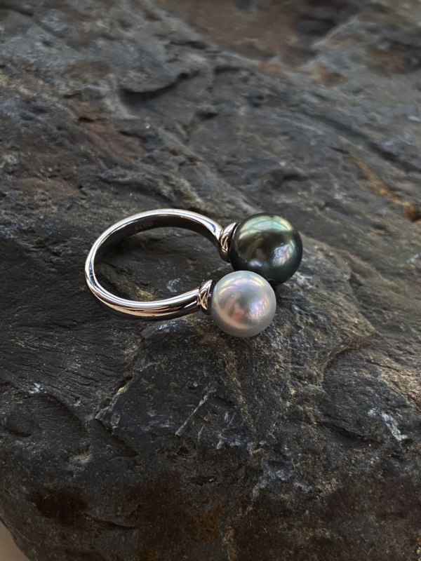 Raffie & Julia Twilight Pearl Ring, Adjustable Black Seawater Pearl Ring with Grey or White Real Pearls, Rhodium-Plated solid 925 Sterling Silver, Unique Two-Pearl Statement Ring, Minimalist Fine Jewelry Gift for Women