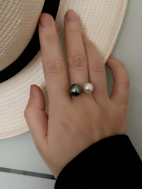 Raffie & Julia Twilight Pearl Ring, Adjustable Black Seawater Pearl Ring with Grey or White Real Pearls, Rhodium-Plated solid 925 Sterling Silver, Unique Two-Pearl Statement Ring, Minimalist Fine Jewelry Gift for Women