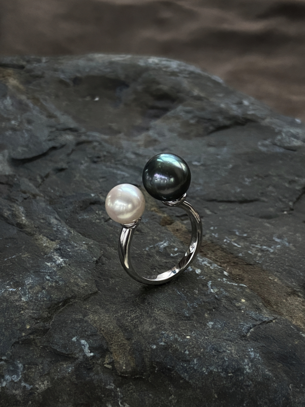 Raffie & Julia Twilight Pearl Ring, Adjustable Black Seawater Pearl Ring with Grey or White Real Pearls, Rhodium-Plated solid 925 Sterling Silver, Unique Two-Pearl Statement Ring, Minimalist Fine Jewelry Gift for Women